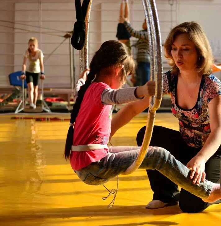 Акробатика. Имя цирковая школа. Никулинская весна в кузьминках 2021. Эквилибристика на проволоке. Цирковая школа.