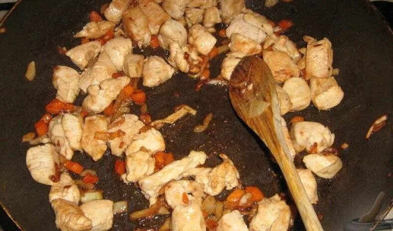 Грибы курочки на зиму рецепты. Подкурятники грибы. грибы петух и курица. грибы курица и петушок. жареные грибы петушки.