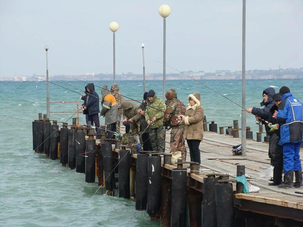 Как ловить рыбу в море. Морская рыбалка Анапа. Анапа рыбалка с берега. Анапа море рыбаки. Витязево морская рыбалка.