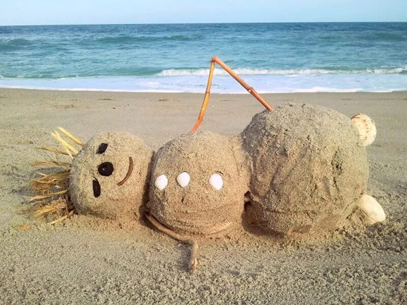 Елка на пляже. Снеговик на пляже. Анана песковик фото. Новый год под пальмой. Анапские песковики.