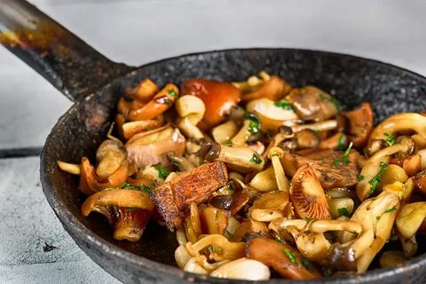 Курица с лесными грибами на сковороде