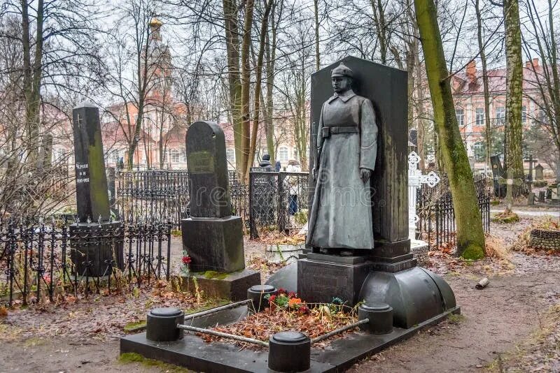 Накануне 200-летия Достоевского открыли памятник писателю в Санкт-Петербурге - K
