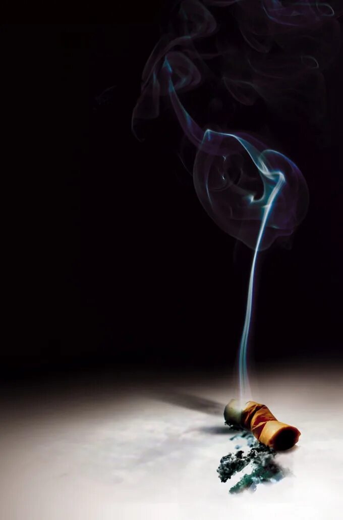 Запах сигаретного дыма. Человек курящий сигарету. Запах табачного дыма. Запах табачного дыма. Тлеющая сигарета в руке.