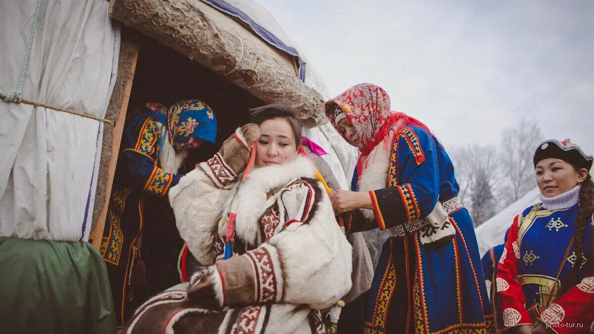 Чукчи гостям жену. Сибирские ненцы. Ненцы Ханты манси. Народы Сибири ненцы. Самоеды ненцы.