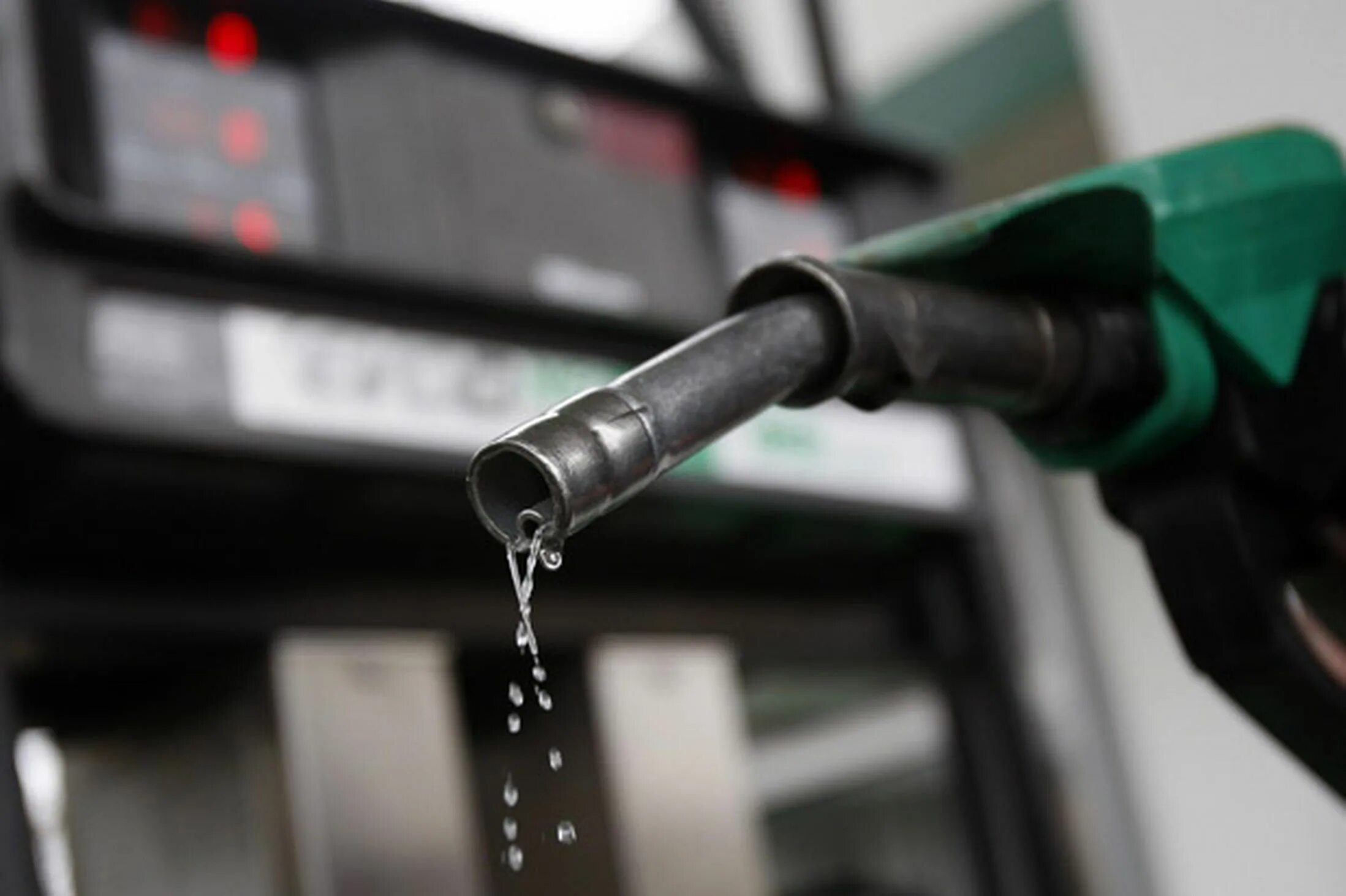 Вкус бензина. Petro stopping centers fuel. Газолин. Вода в топливе для автомобиля. Зеленый а-76 бензин.