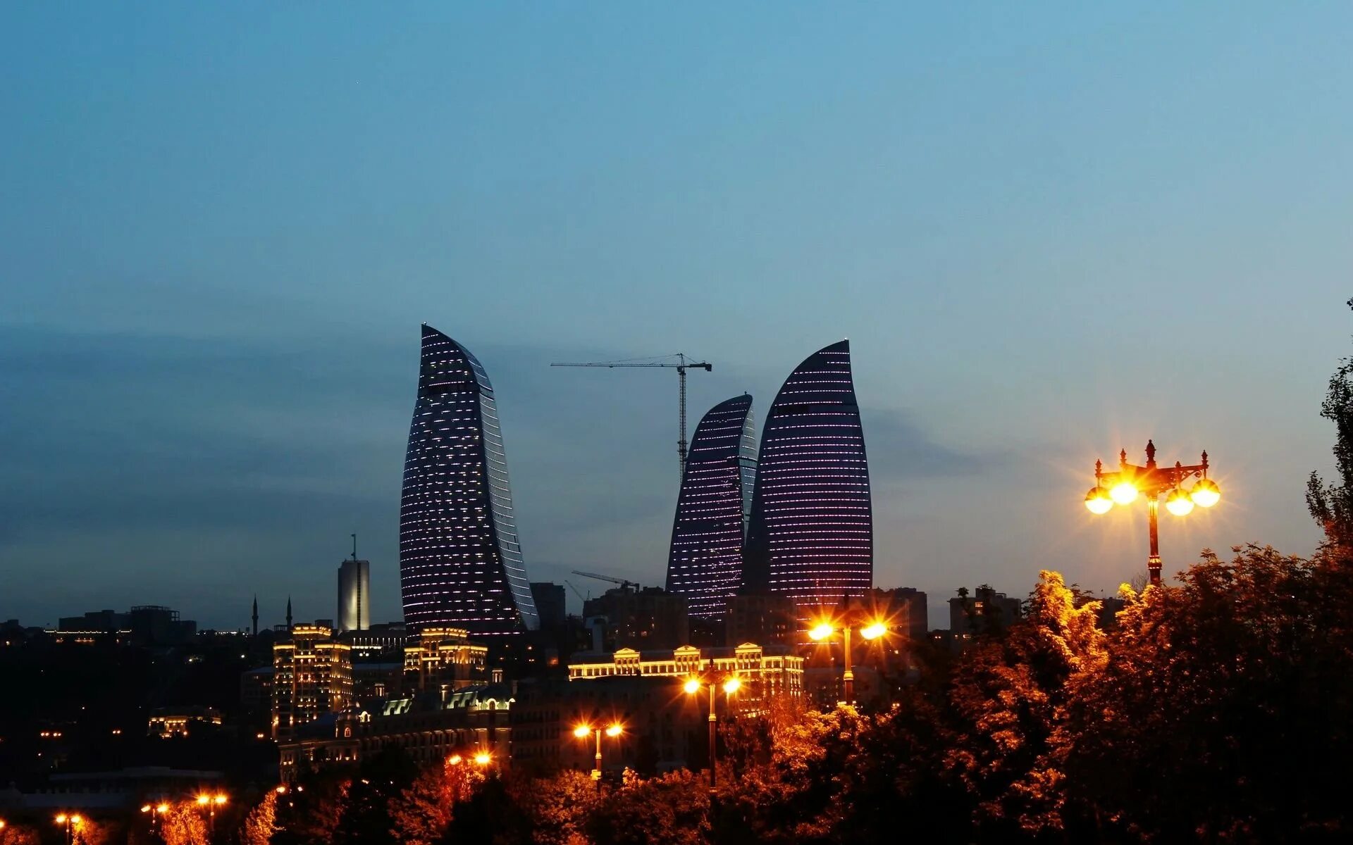 Показать г баку. Baku azerbaijan city. баку башни пламени. бакинские флейм тауэрс. девичья башня баку.