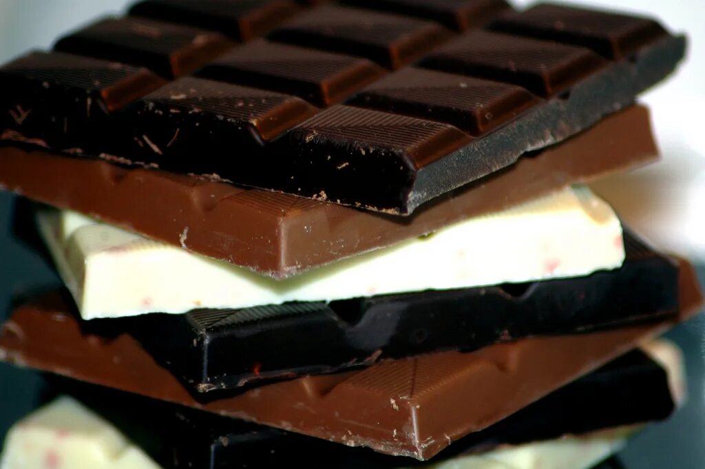 Шоколад белый молочный темный Горький. Черный шоколад. Белый и черный шоколад. Обычный шоколад.