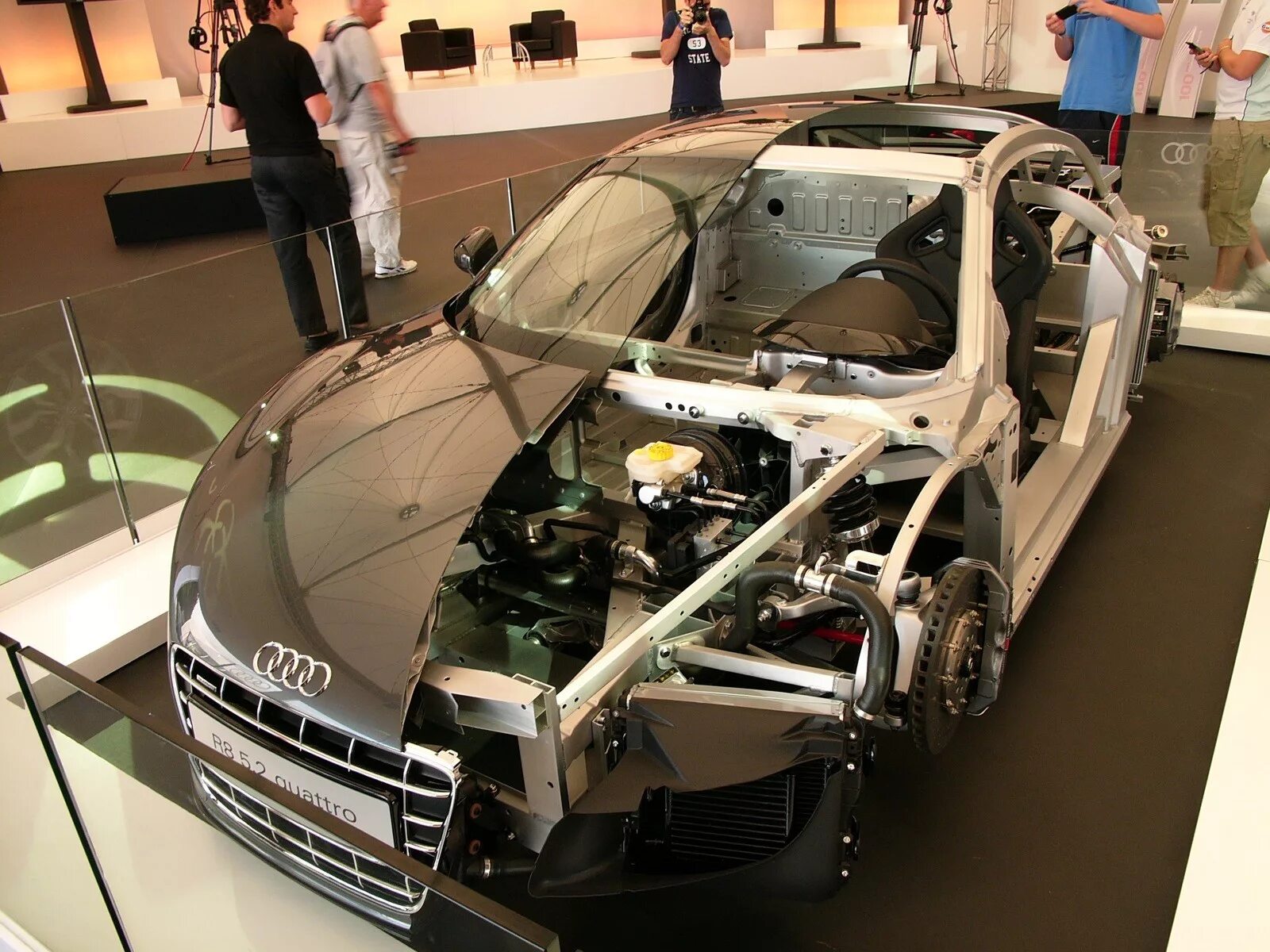Основы машины. Каркас Audi r8. Конструкция авто. Автомобиль в разрезе. Внутренности машины.