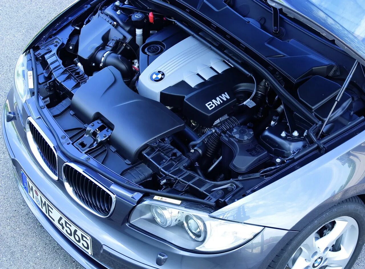 Открыть капот bmw. BMW e81 двигатель. BMW 123 D 3. BMW e81 под капотом. БМВ е87 под капотом.