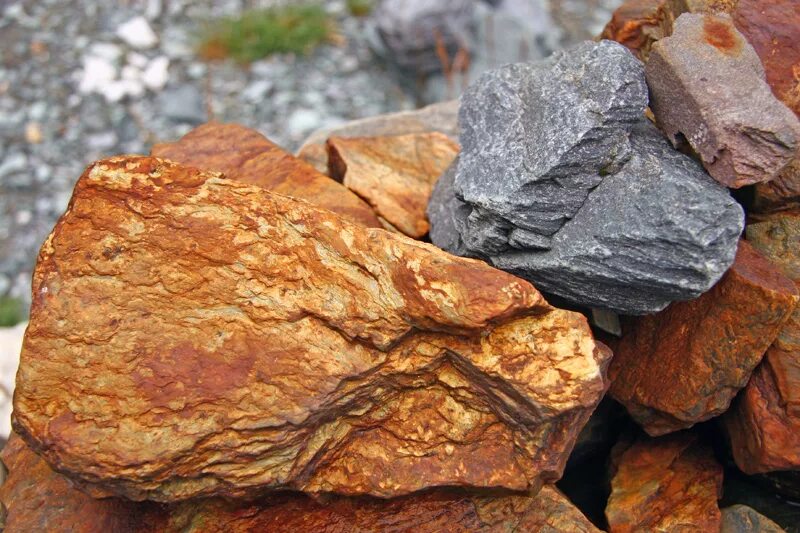 Полезные ископаемые черского. Железная руда полезное ископаемое. Железняк руда. Железная руда на Урале. Лимонит Горная порода.