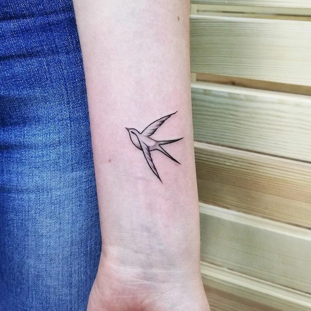 тату ласточки на руке. тату ласточка на запястье. значение тату ласточки на руке. тату ласточка на предплечье. тату ласточка на запястье.
