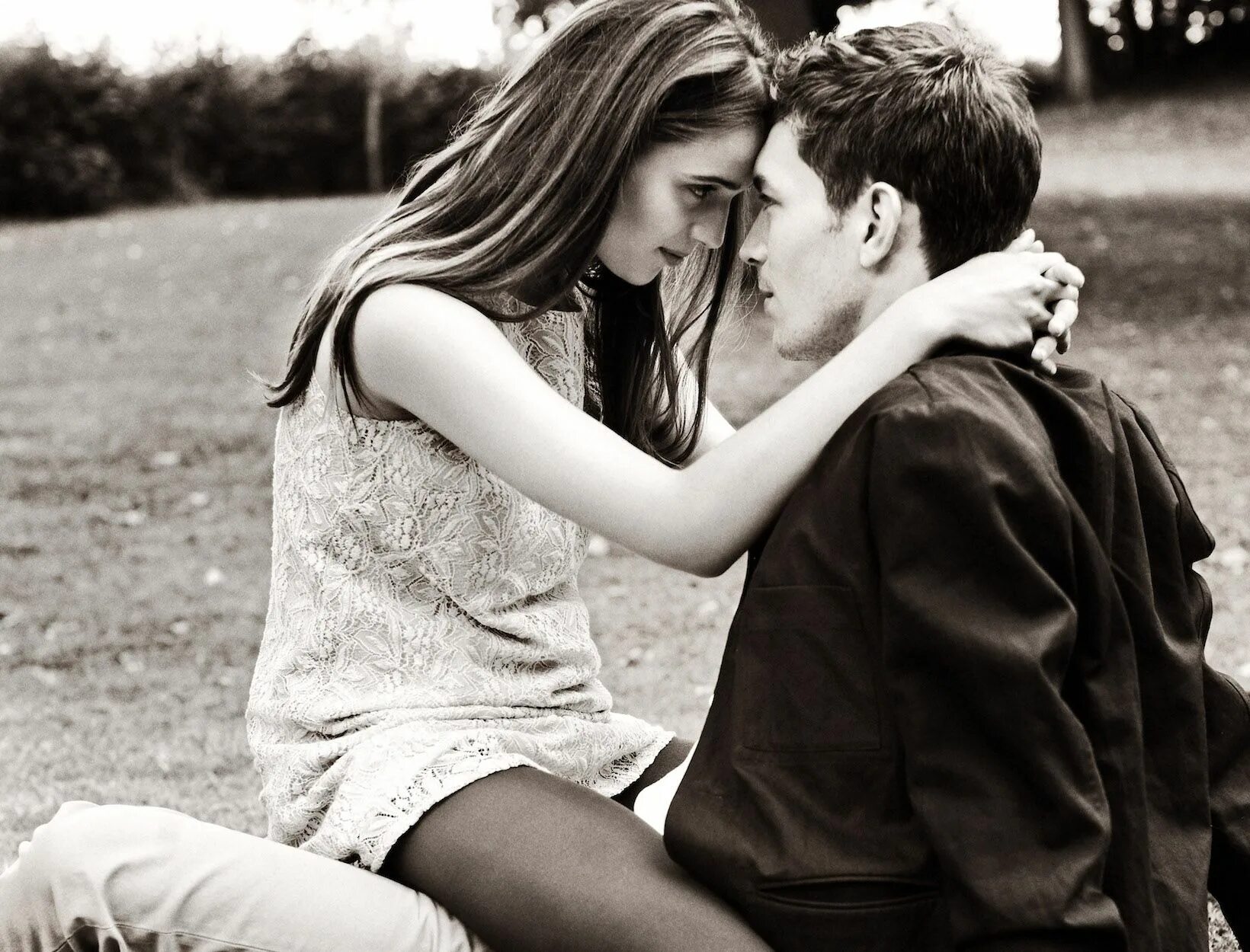 Любовный треугольник ревность. Парень и девушка. Любовный треугольник. Две девушки учат парня. Фотосессия девушка и два парня.