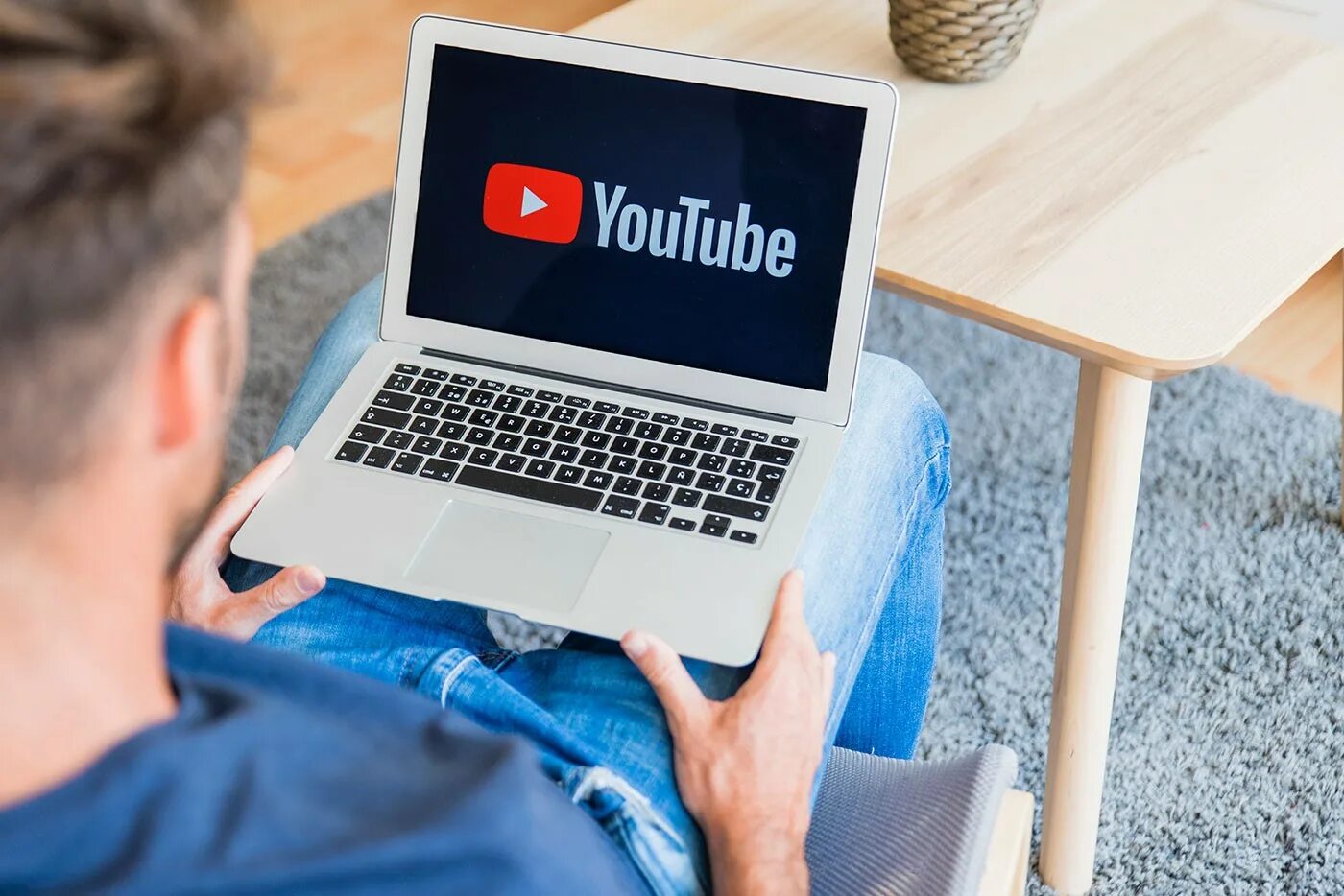 Youtube на ноутбуке. Экран ноутбука ютуб. Социальная сеть ютуб. Заработок на ютубе.