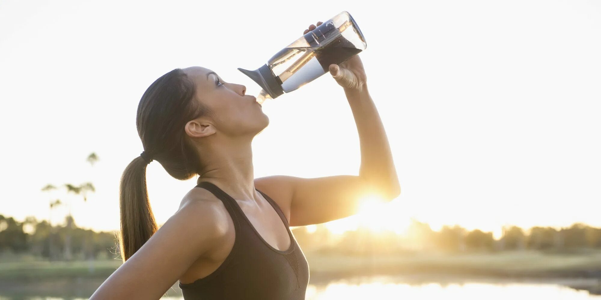 Девушка пьет воду. Спортивная девушка пьет воду. Девушка пьет воду из бутылки. Девушка пьющая воду. Воду на 5 20 минут
