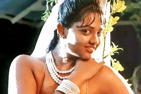 साथ ही वो नित्यानंद स्वामी के साथ अपने इंटीमेट वायरल वीडियो को लेकर भी काफी...