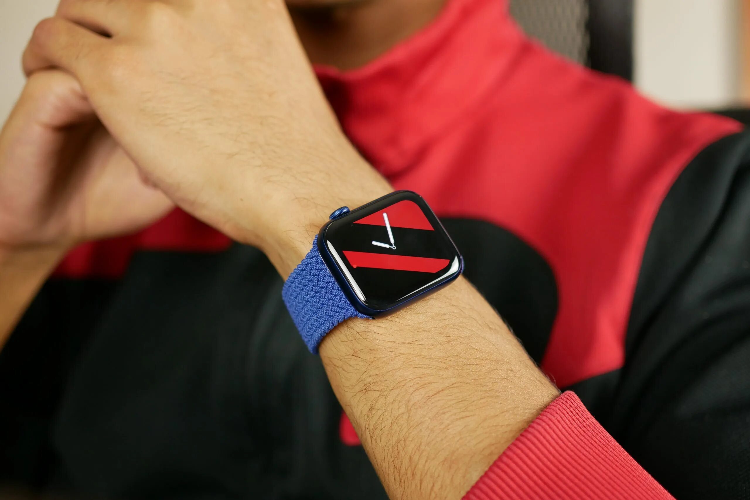 Watch 7 на руке. Apple watch 6 44 mm red. смарт-часы apple iwatch 6. apple watch series 6 red. apple watch series 7 red.