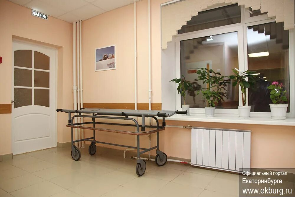 Детская поликлиника город асбест. Приемный покой свердловская. Хирургическое отделение детской областной больницы. Экстренное приемное отделение областной больницы. Максарева 5 нижний тагил вагонка.