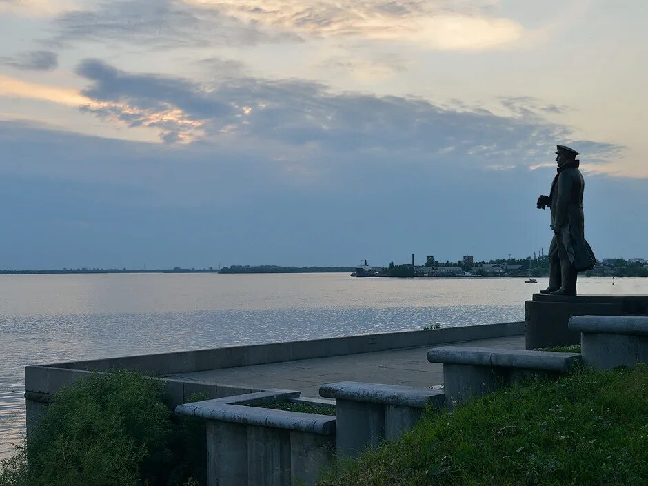 Памятники на набережной Северной Двины в Архангельске. Набережная Северной Двины 84. Достопримечательности Архангельска на набережной Северной Двины. Набережная Северной Двины Архангельск скульптуры и памятники. Набережная северной двины архангельск карта