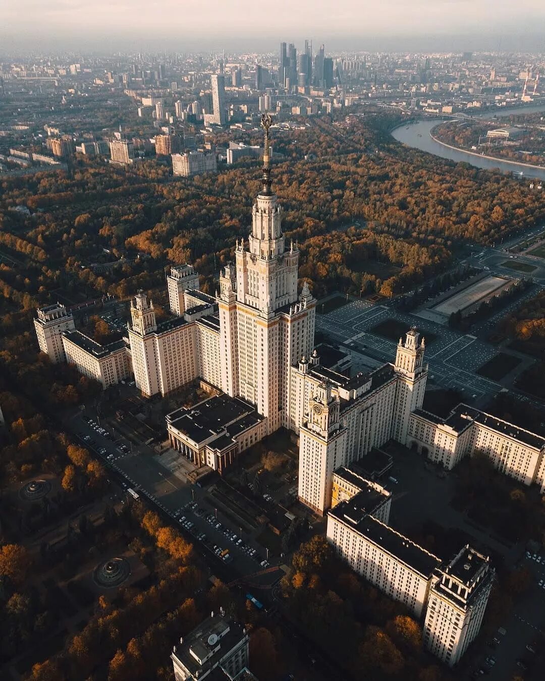 Сталинские высотки МГУ. Москва высотки МГУ Сити. Здание МГУ В Москве. Здание МГУ Лужники.