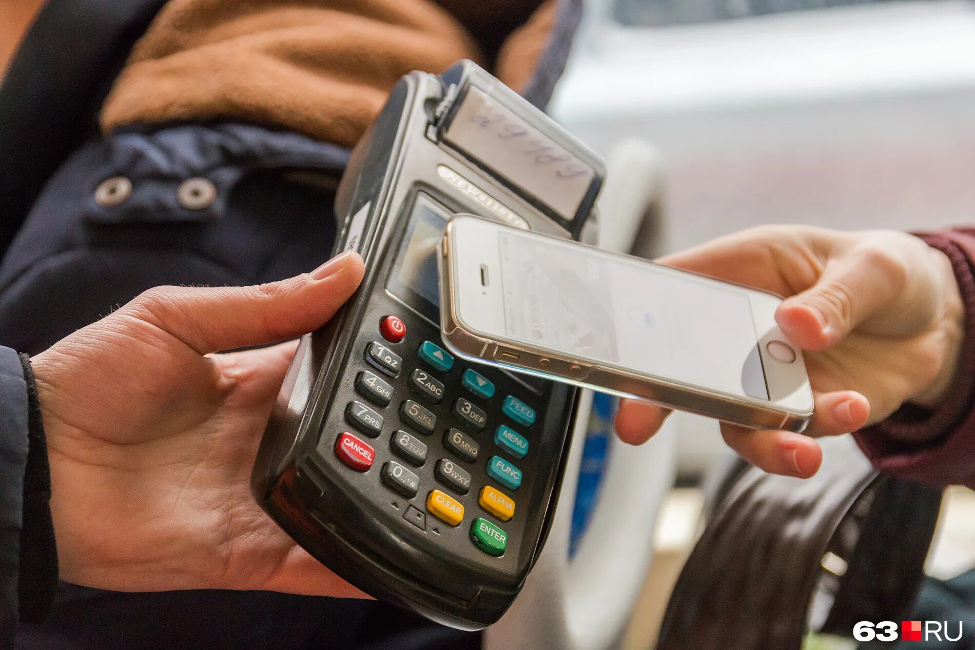 как оплачивать телефоном в 2023 году. бесконтактная оплата с телефона. безналичные платежи. как оплачивать телефоном в 2023 году. как оплачивать телефоном в 2023 году.