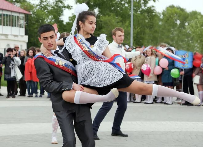 Школа 8 Ишим 2023. С выпускным из школы. Последний звонок выпускной. Выпускной в школе 11 класс.