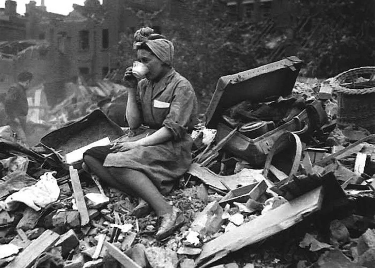 Голодные послевоенные годы. Бомбардировка Лондона 1940. Лондон после бомбежки 1940. Лондон после второй мировой войны. Лондон 1940 год.