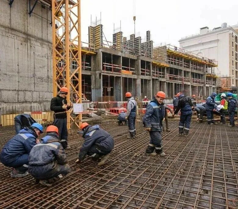 Работа город строитель свежие вакансии. Работа город строитель свежие вакансии. Работники на стройке. Объявление требуются рабочие. Требуется разнорабочий.