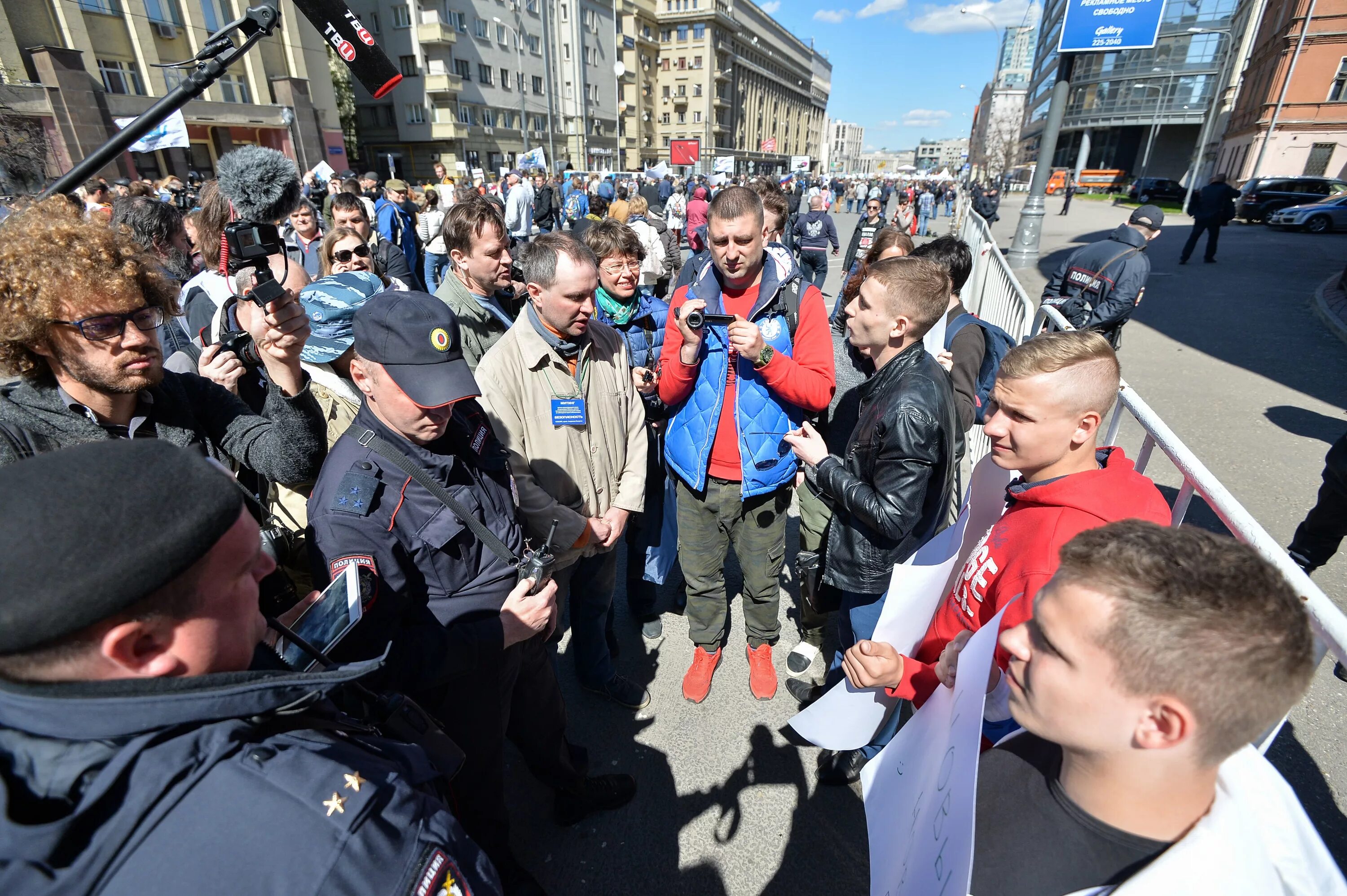 Митинг в москве сегодня прямая трансляция. Митинг в москве сегодня. Москва новости на сегодня митинги. Митинг навального 2021 в москве. Митинг в москве.