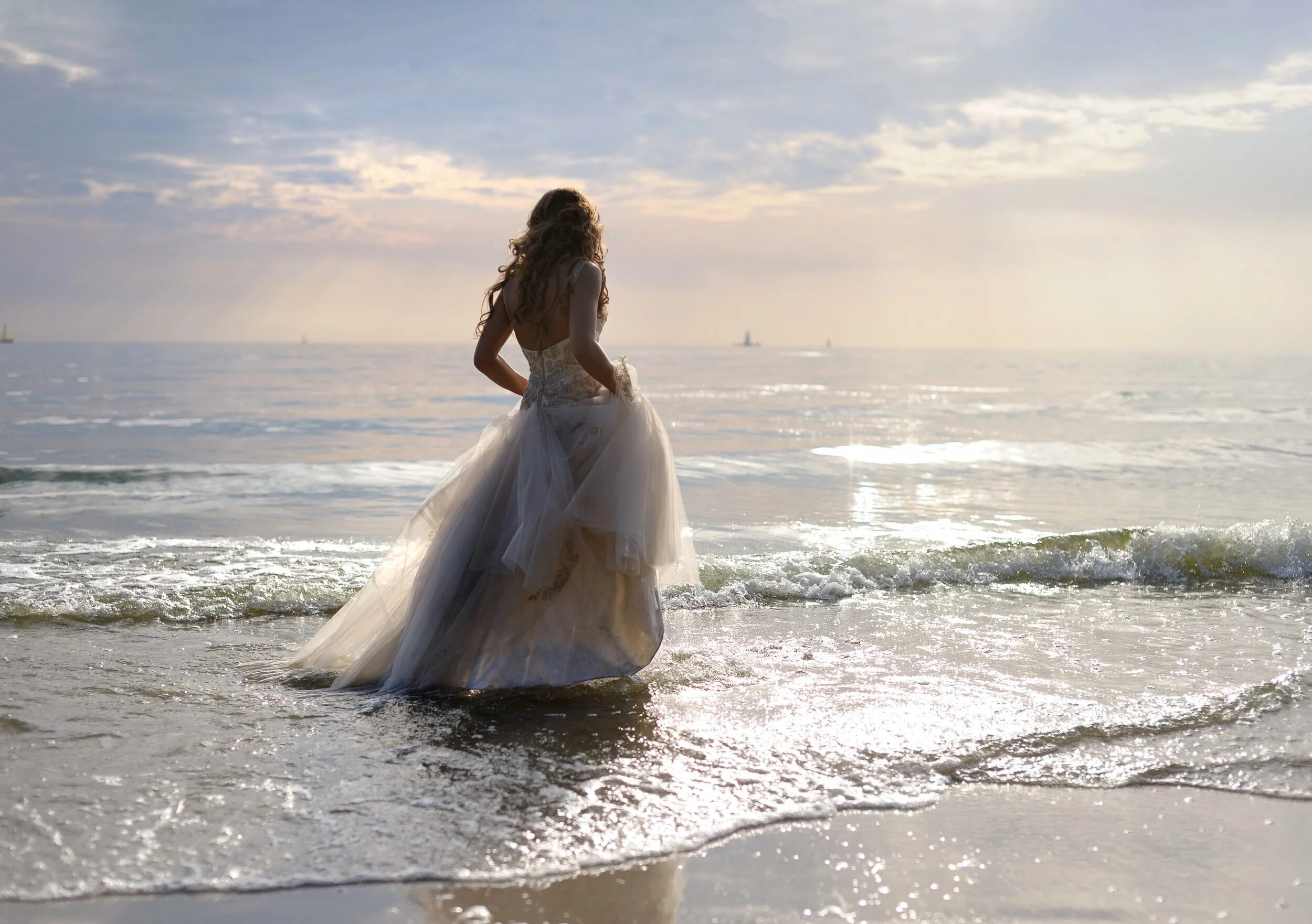 Она танцует в белом платье смотрит тайно. Девушка-море. Фотосессия на море. Красивые платья для девушек длинные.