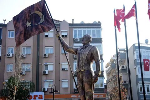 İzmir'de Atatürk Heykeli Tartışması: 'Hiç Benzemiyor' Tepkil...
