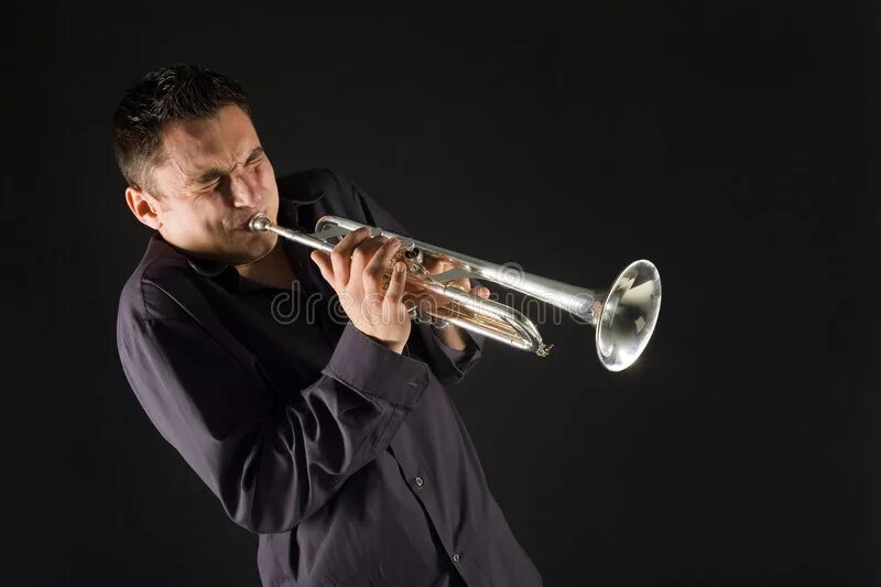 Музыкант играющий на трубе. Человек труба пранк. Номер человек труба. Играет на трубе. Trumpet man mem.