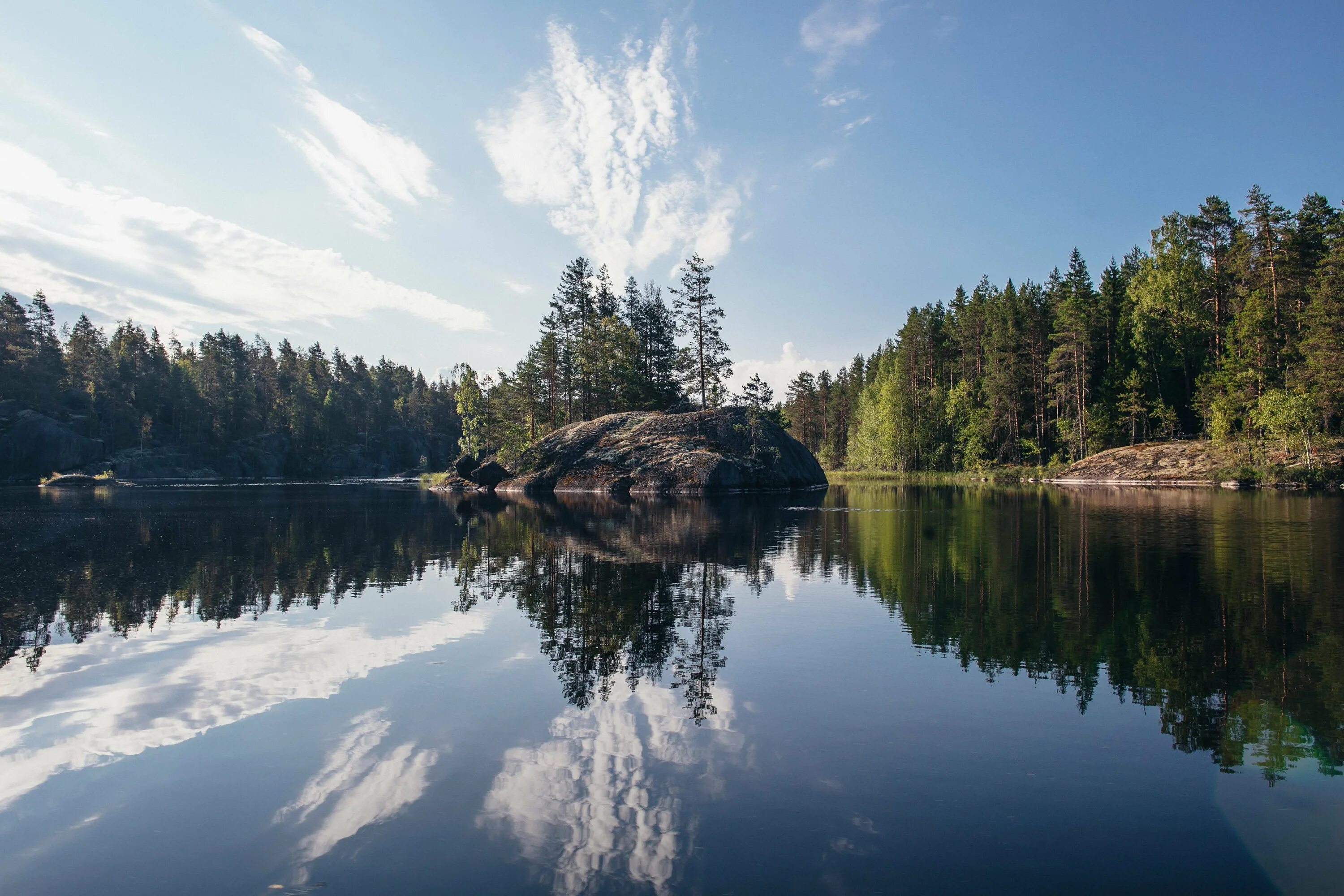 Финляндия река вуокса. Добыча дерева в финляндии. Озеро вуокса ленинградская. Озеро красногвардейское ленинградская область. Горы из зеркала.