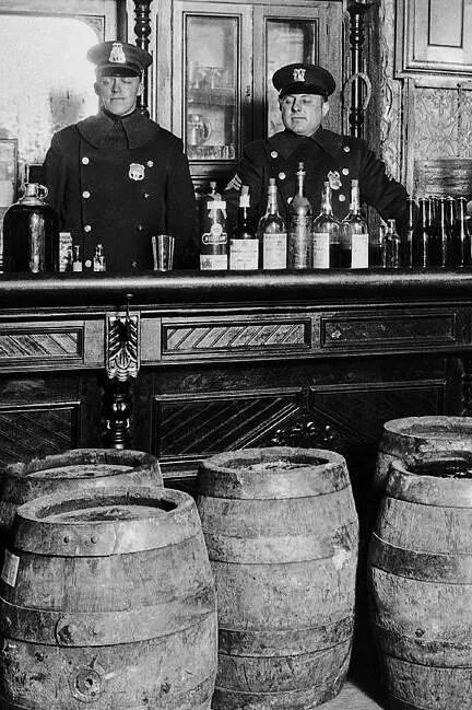 Футболка бутлегер. Банки бутлегера. Bootlegger ростов. Гангстеры бутлегеры. Бутлегерство в сша в 1920-е гг.