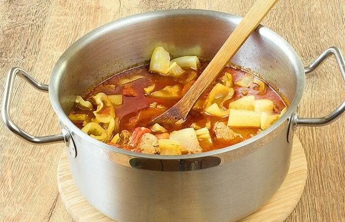 Приготовить гуляш в кастрюле. Гуляш из курицы с картошкой в кастрюле. набор для приготовления тыква по венгерски. приготовление языка по-венгерски. суп-гуляш по-венгерски рецепт с фото.