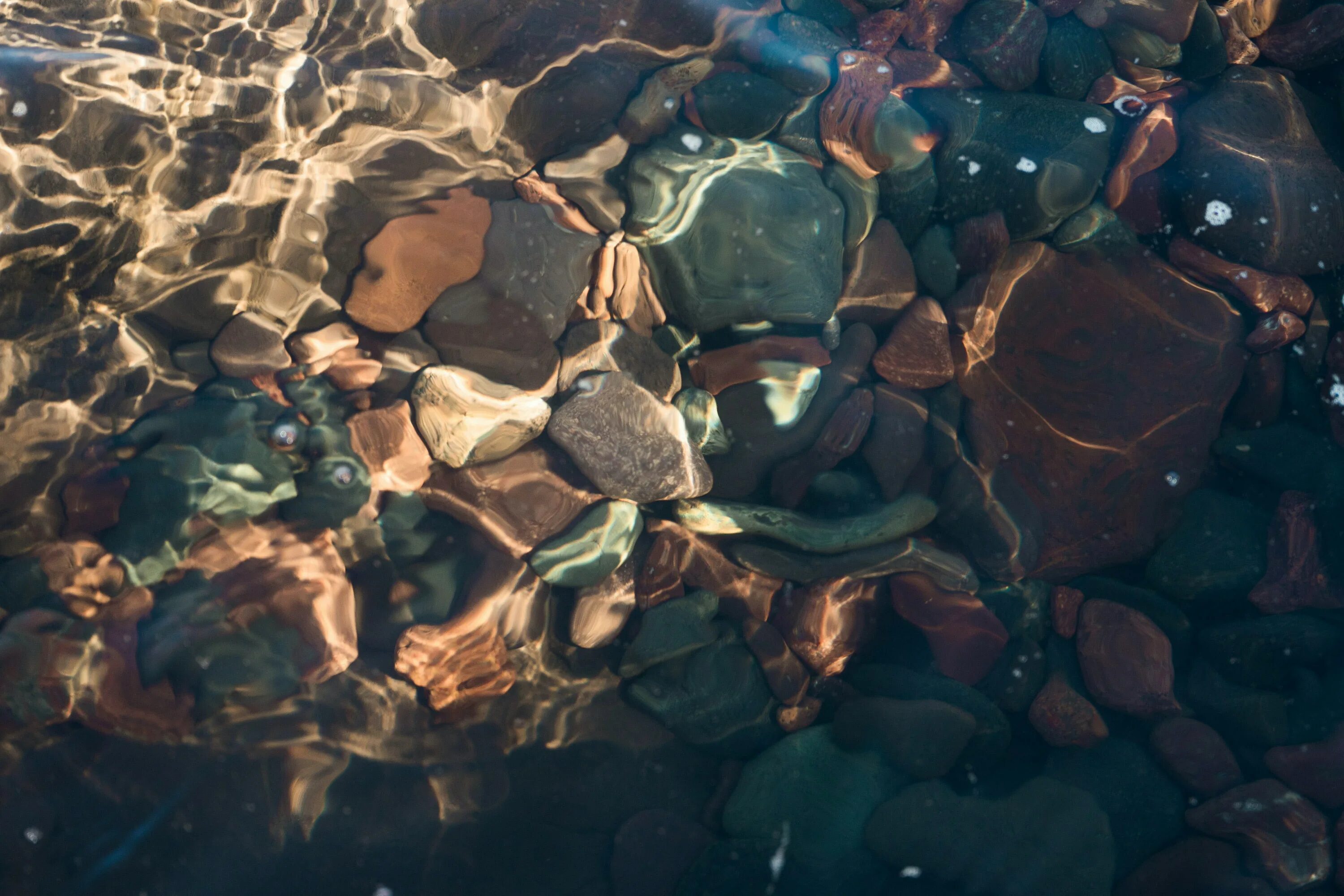 Подводные камни. Камни в воде вид сверху. Камни под водой. Морские камни под водой. Долями подводные камни