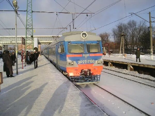 Лианозово савеловский электрички. Лобня ЖД станция. Станция Лобня 2005. Лобня станция электричек. Платформа Лобня.