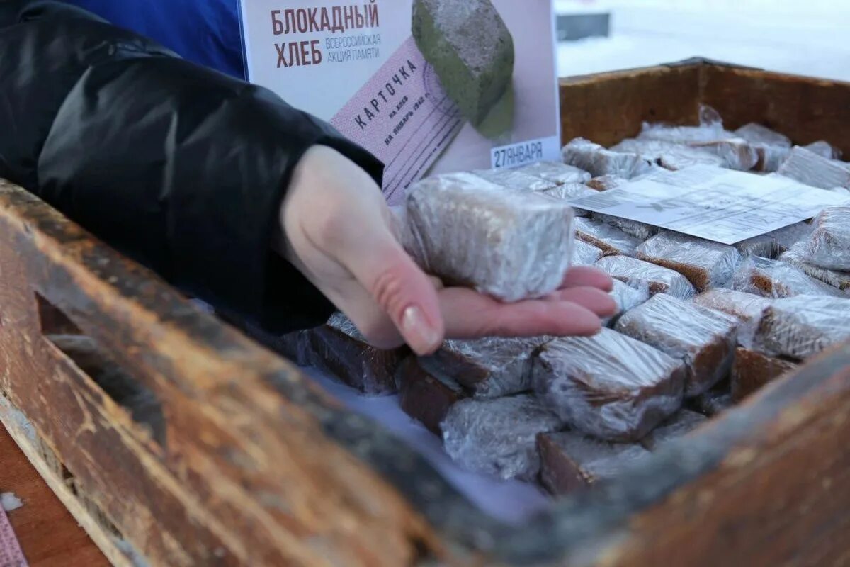 Какой был паек в блокаду. Паек в блокадном ленинграде. блокадный паек хлеба. паек хлеба в блокадном ленинграде. суточный паек в блокадном ленинграде.