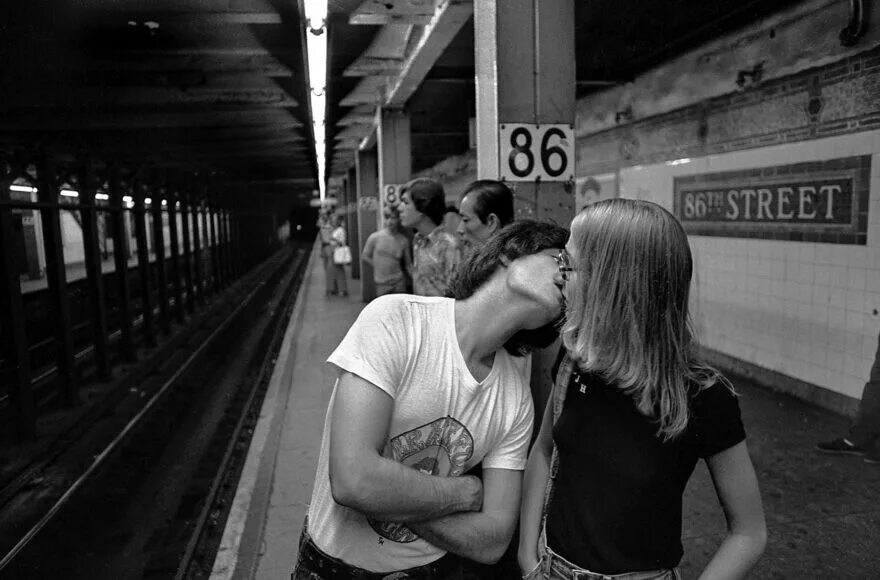 Kissing prank 2017. Блондинки в очках поцелуи. Прогулка в парке девушка. Kissing street альбом. Street kiss.