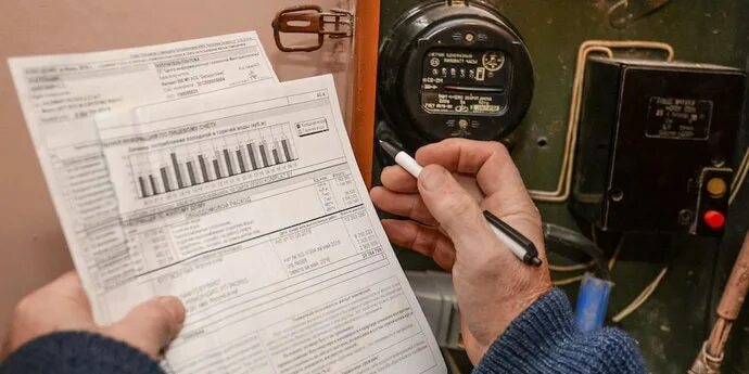Оплата за коммунальные услуги. Женщина удивленно смотрит на счета за отопление. Образа для вечер на в коммунальной квартире. Рост тарифов на коммунальные услуги. Услуги жкх.