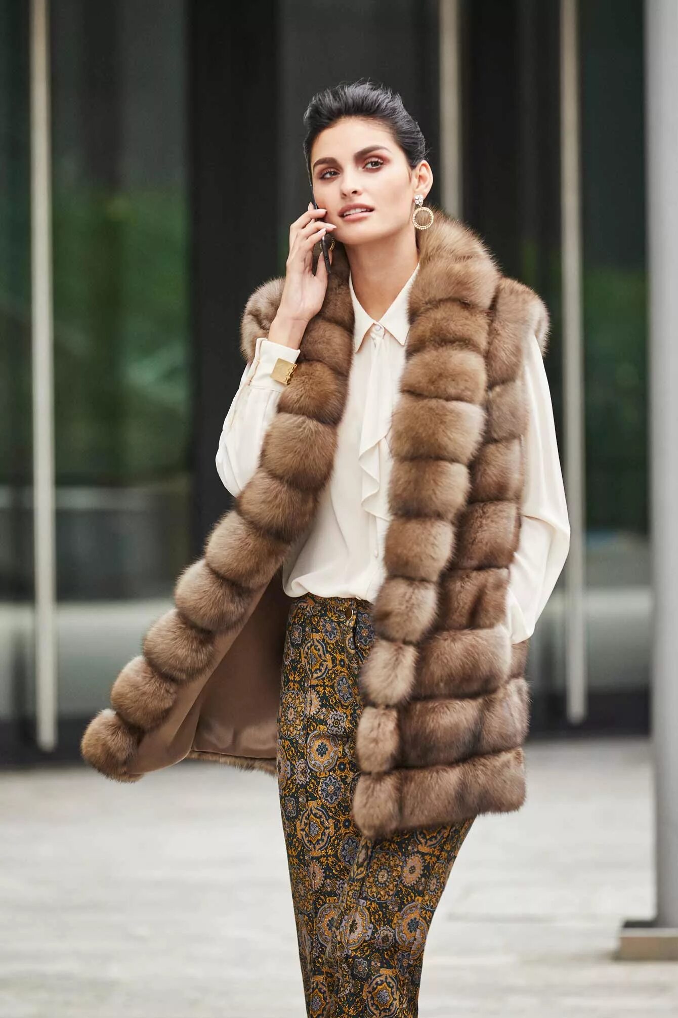 Жилет песец 90см коричневый. Меховые жилетки из соболя. Меховые жилетки длинные. Жилетка соболь. Меховые жилетки из соболя.