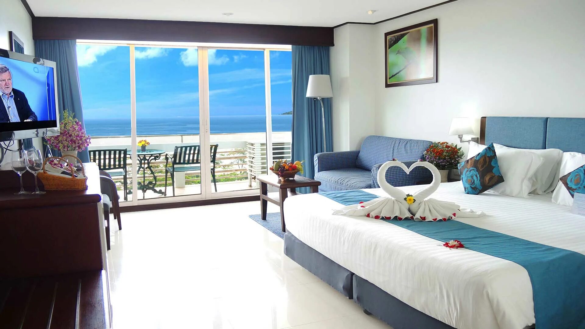 Andaman beach suites. Andaman Beach Hotel Phuket. Андаман Бич Сьютс Пхукет. Andaman Seaview Hotel номера Superior. Андаман отель Пхукет букинга.