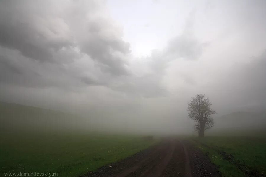 Песня а на город упал туман. Солнце светит сквозь туман. Вид на город в тумане. Серая туманная дорога. Падал туман.