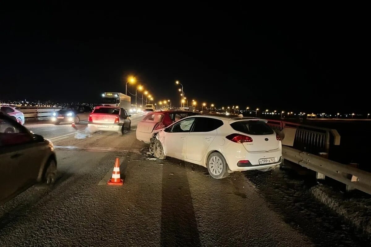 Группа попала в аварию. ДТП вчера вечером Ростов на Дону. Авария в Ростове вчера вечером. ДТП В Ростове вчера вечером.