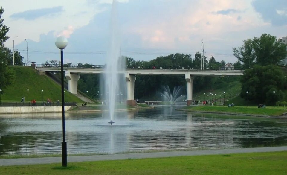 Могилев дубровенка. Могилев река. Фонтаны на реке дубровенка могилев. Дубровенка могилев. Набережная реки дубровенка могилёв.