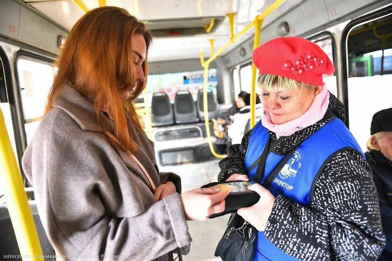 Льготы рб на проезд. Проезд в автобусе. кондуктор в автобусе. льготный проезд. оплата за проезд в общественном транспорте.