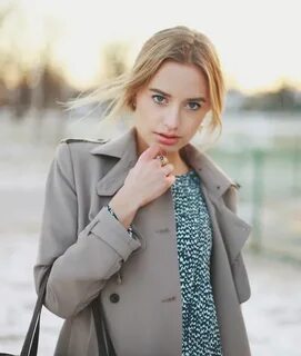 Актриса в пальто