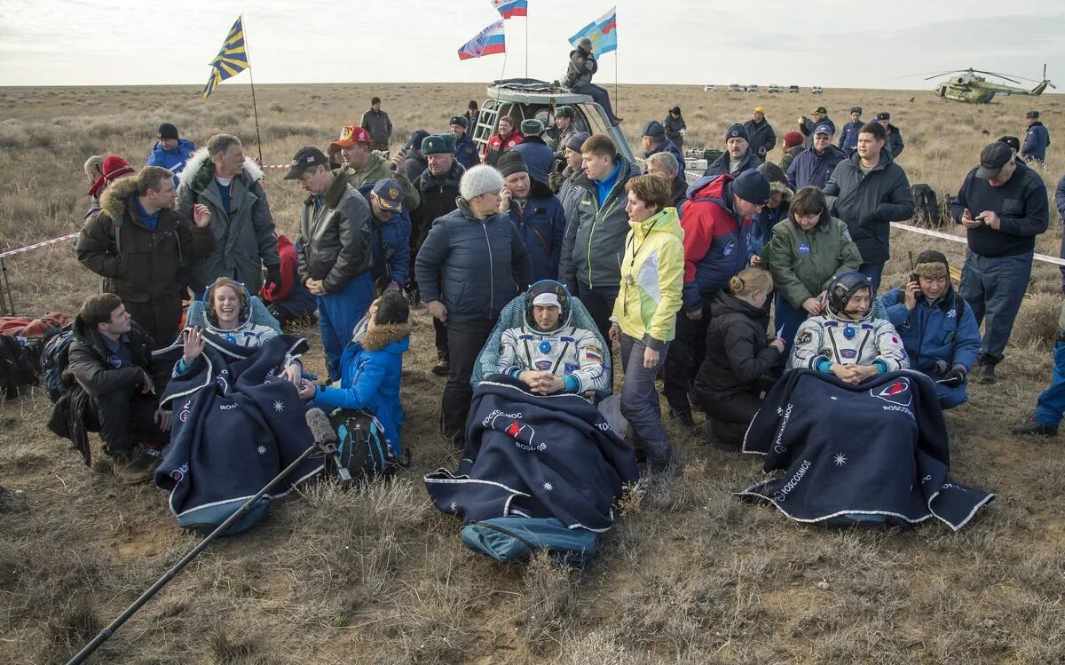Где приземлился космонавт. Встреча с космонавтом. встреча космонавтов на земле. приземление космонавтов. встреча американских космонавтов на земле.