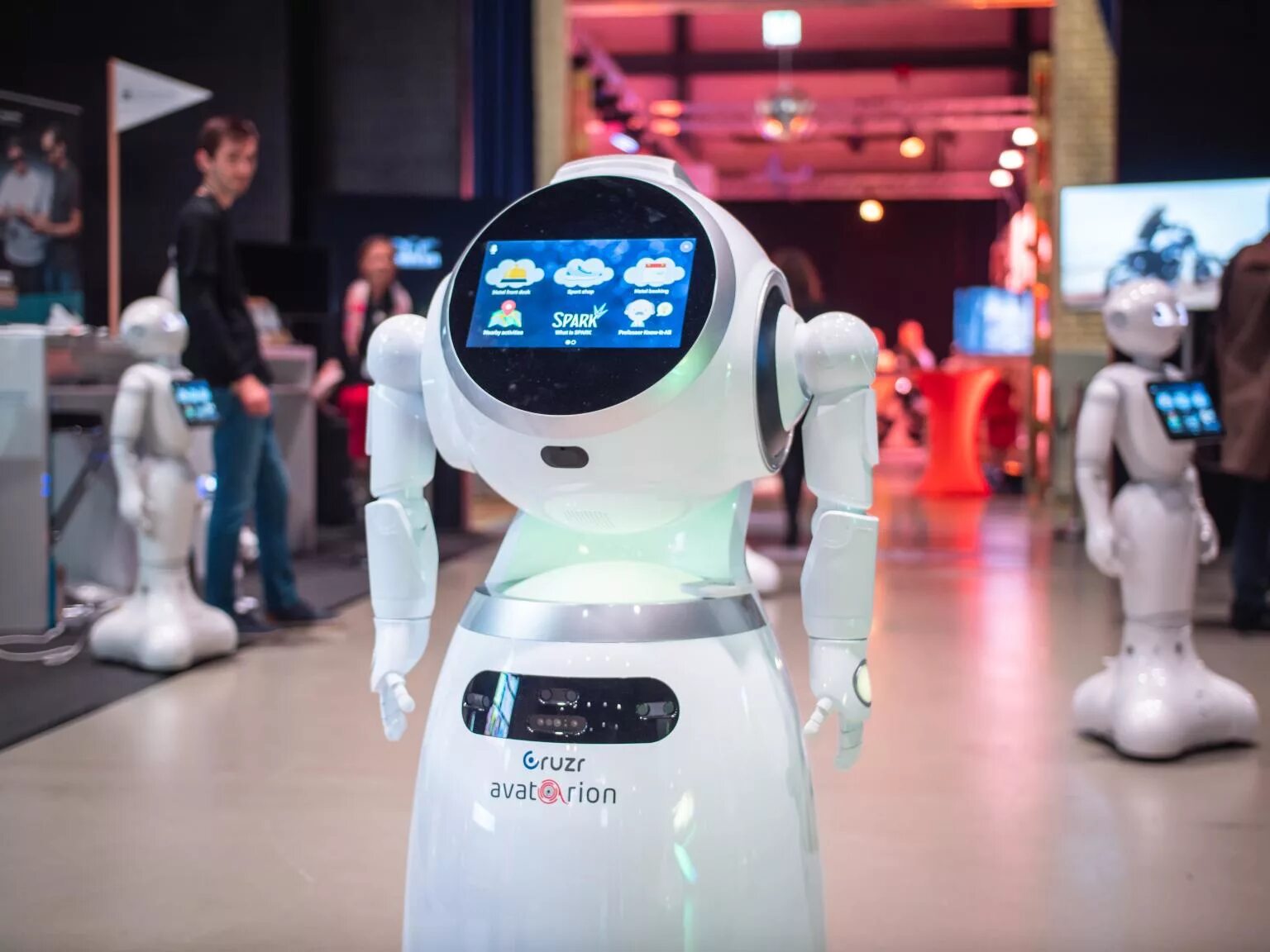 9s робот. Robot pro отзывы. Органические роботы. Робот даун. Робот.