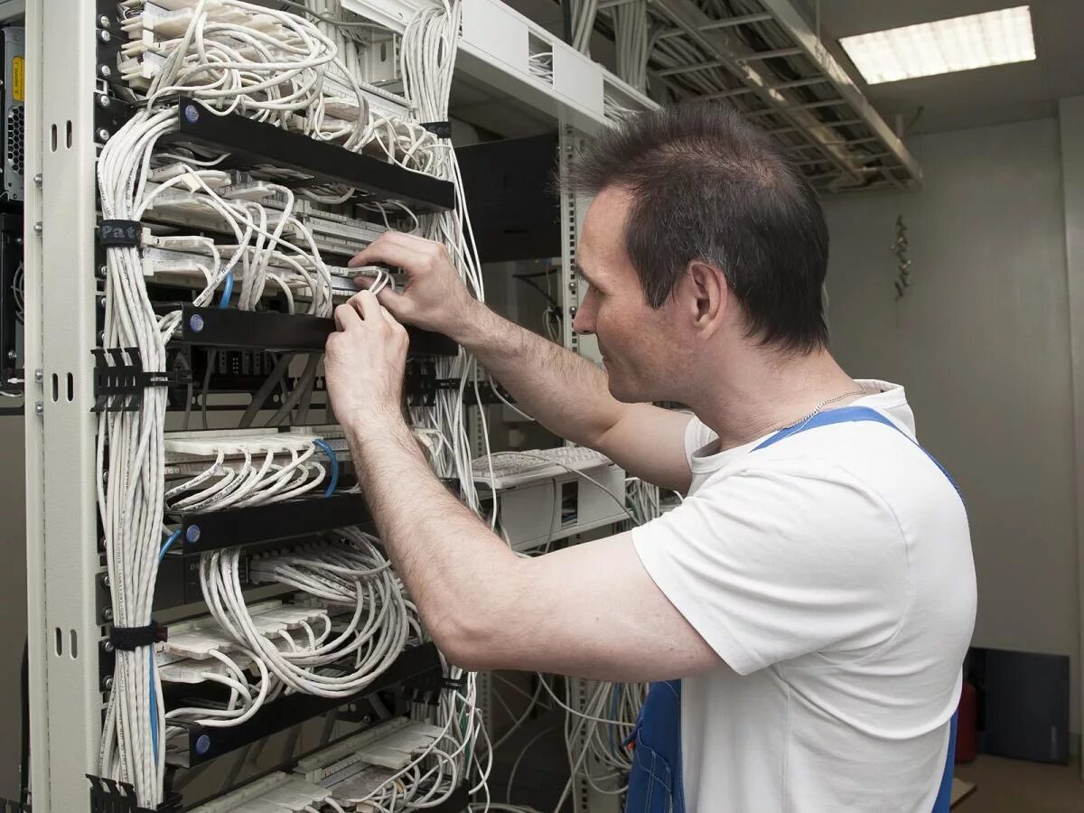 Эксплуатация сетей связи. Монтаж слаботочных сетей. Монтажник ЛВС. Монтаж сетевого оборудования. Монтаж интернет сетей.
