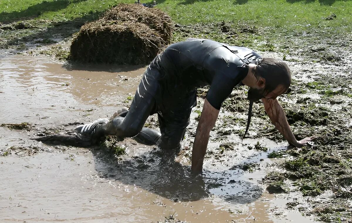 Вода из грязной лужи